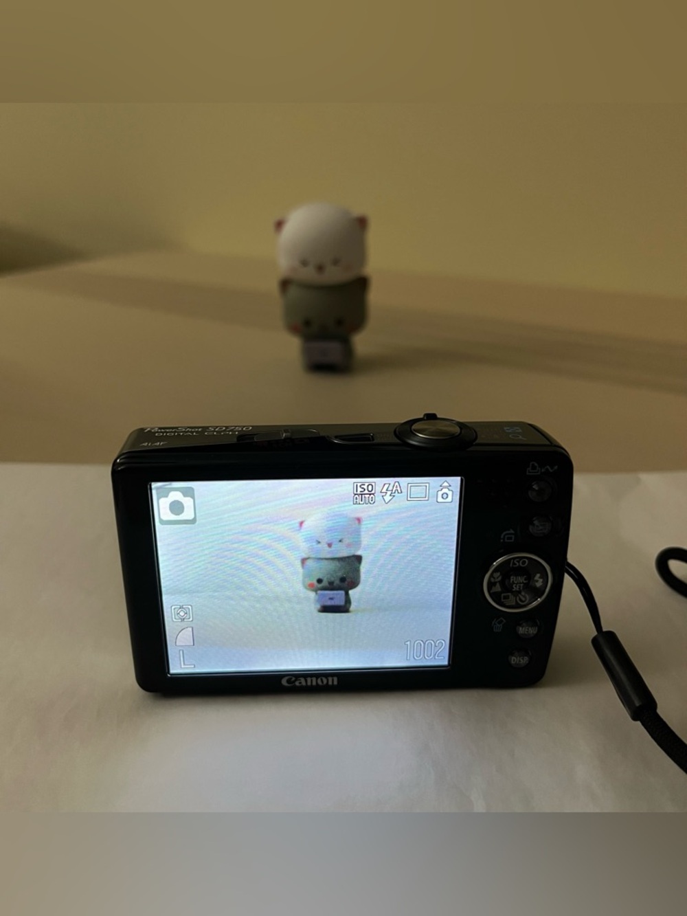 Canon PowerShot SD750 Digital Elph Camera - Silver - Picture 10 of 14